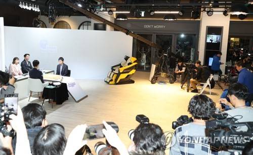 큰 관심 속에 펼쳐지는 이세돌 은퇴 대국 (서울=연합뉴스) 홍해인 기자 = 이세돌 9단이 18일 서울 강남구 바디프랜드 도곡타워에서 '바디프랜드 브레인마사지배 이세돌 vs 한돌' 은퇴 대국을 펼치고 있다. 한돌은 NHN이 2017년 12월 선보인 바둑 인공지능(AI) 프로그램이다. 한국 바둑의 간판으로 활동했던 이세돌 9단은 한국기원에 사직서를 제출하며 24년 4개월간의 현역 프로 기사 생활을 마감하고 전격 은퇴했다. 2019.12.18 hihong@yna.co.kr