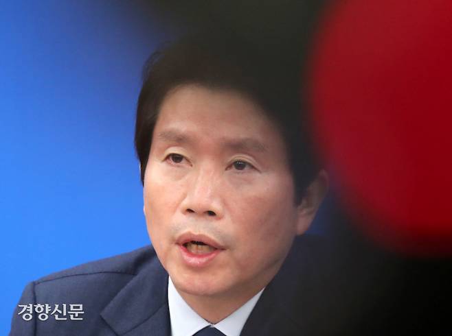 더불어민주당 이인영 원내대표가 19일 국회에서 열린 정책조정회의에서 발언하고 있다. 권호욱 선임기자