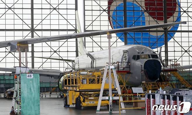 국토부가 서울 강서구 대한항공 격납고에서 균열이 발생한 보잉737NG 항공기 동체 수리현장을 공개했다. /사진제공=뉴스1