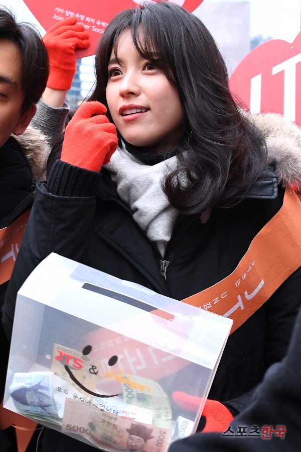 JTS 거리모금 행사에 참석한 한효주. 사진=이혜영 기자 lhy@hankooki.com