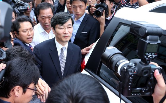 곽노현 전 교육감이 지난 2012년9월27일 대법원에서 사후매수죄 유죄 확정 판결을 받았다. 서울시 교육청을 떠나며 자신의 카니발 승용차에 오르고 있다.