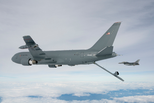 미 공군 KC-46A 공중급유기가 성능시험을 위한 비행을 하고 있다. 미 공군 제공