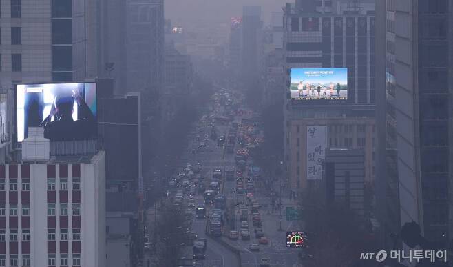23일 오전 서울시교육청에서 바라본 도심이 뿌옇게 보이고 있다. / 사진=김휘선 기자 hwijpg@