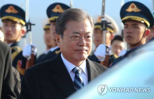 정상회담장으로 이동하는 문 대통령 (베이징=연합뉴스) 이진욱 기자 = 문재인 대통령이 23일 베이징 서우두 공항에 도착한 공군 1호기에서 내려 이동하고 있다. 문 대통령은 베이징에서 시진핑 중국 국가주석과 정상회담 후 쓰촨성 청두에서 열리는 한중일 정상회의에 참석한다. citiboy@yna.co.kr