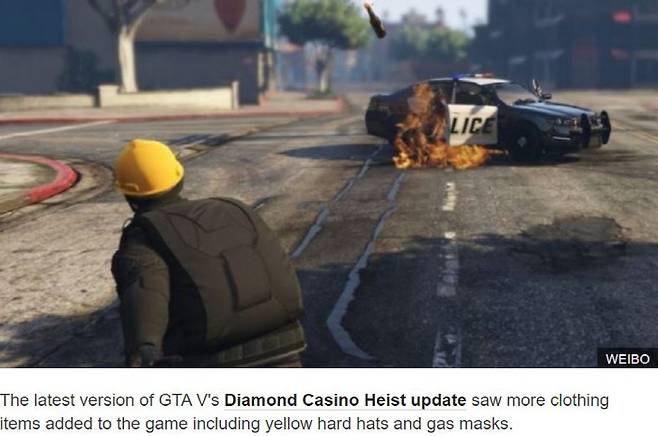 GTA5에서 홍콩 시위대 복장을 한 캐릭터가 경찰차에 화염병을 던지고 있다. BBC 캡처
