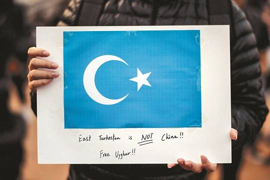 홍콩 도심 에딘버그 광장에서 22일 열린 신장위구르족 지지 집회에서 한 시위 참가자가 위구르족 독립운동의 상징인 동투르키스탄 국기가 그려진 손팻말을 들고 있다. 손팻말에는 ‘동투르키스탄은 중국이 아니다! 위구르족을 자유롭게 하라’는 문구가 적혀 있다. 과거 ‘서역(西域)’이라 불렸던 신장위구르 자치구는 파미르고원 동쪽에 위치한 투르크의 땅이라는 의미로 ‘동투르키스탄(East Turkistan)’으로 불리기도 했다. AFP연합뉴스