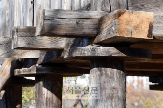 봉황대 유적에 복원한 고상형 창고 일부. 저장된 곡식을 노리는 쥐들이 기둥을 타고 오르지 못하도록 목재 원반을 설치했다. 도준석 기자 pado@seoul.co.kr