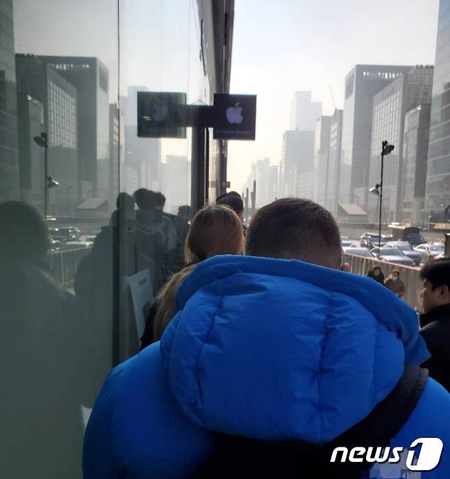 24일 오전 서울 강남 신논현 프리스비 매장 앞에 '에어팟 프로'를 사기 위해 기다리는 사람들.  © 뉴스1=이수호 기자