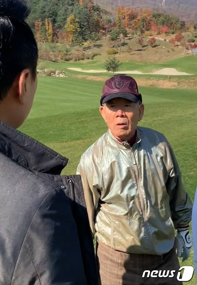 전두환 전 대통령이 지난 11월7일 강원도 홍천의 한 골프장에서 임한솔 정의당 부대표 질문에 답하고 있다. 전 전 대통령은 "5·18 당시 시민 학살에 대해 한마디 해 달라"는 임 부대표에게 "(나는)광주 시민 학살과 상관 없다"고 답했다.(임한솔 정의당 부대표 제공. 동영상 갈무리) 2019.11.8 /뉴스1