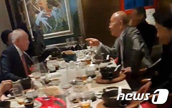 정의당은 지난 12일 전두환 전 대통령이 '12·12 사태' 당일인 이날 쿠데타 주역인 하나회 멤버들과 함께 서울 강남에 위치한 고급식당에서 1인당 20만원 상당에 달하는 고급 점심식사를 했다고 밝혔다. 임한솔 부대표는 이날 오후 국회 정론관에서 기자회견을 열고 "오늘 전두환은 최세창 정호용 등 40년 전 군사쿠데타 주역들과 강남 압구정에 위치한 고급 중식당에서 1인당 20만원 상당의 고급 코스요리를 즐기며 40년 전 오늘을 축하했다"고 말했다.(정의당 제공) 2019.12.12 /뉴스1 © News1