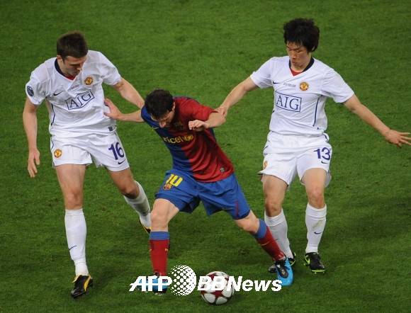 함께 리오넬 메시(중앙)를 막던 박지성과 캐릭(왼쪽). ⓒAFPBBNews = News1