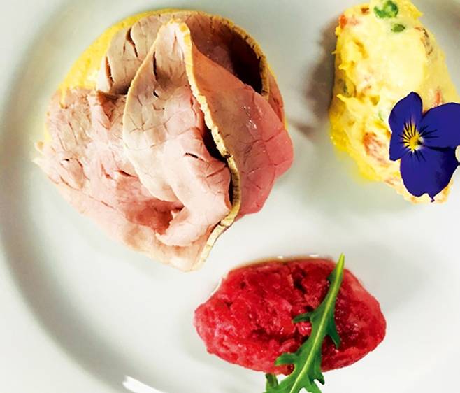 인턴 때 처음 낸 요리는 안티파스타였다. 오른쪽 보라색 꽃이 올라간 것부터 시계 방향으로 인살라타 루사, 바투타 디 비텔로(우리나라 육회와 비슷함), 비텔로 톤노다. 대부분 수셰프가 만들었고 나는 소스를 만들거나 플레이팅을 했다.