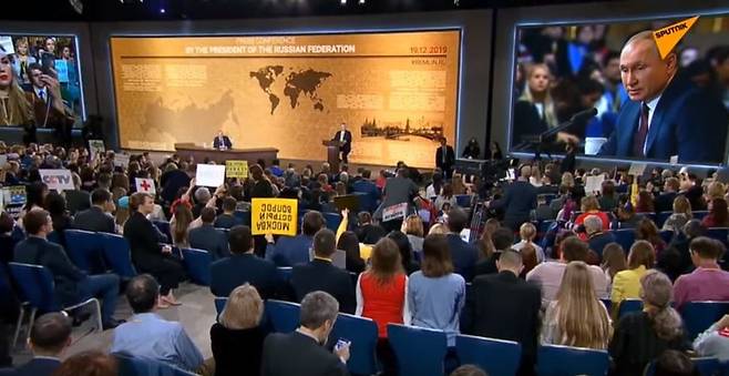 지난 19일 블라디미르 푸틴 러시아 대통령이 연례 연말 내외신 기자회견을 열고 있다. 스푸트니크 뉴스 동영상 갈무리