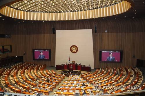 국회는 '필리(?) 크리스마스' (서울=연합뉴스) 진성철 기자 = '공직선거법 개정안'에 대한 '필리버스터'가 사흘째 이어진 크리스마스 휴일인 25일 오후 국회 본회의장에서 더불어민주당 강병원 의원이 선거법 개정에 찬성하는 무제한 토론을 하고 있다. 2019.12.25 zjin@yna.co.kr