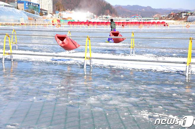 제13회 평창송어축제 개막 하루를 앞둔 27일 강원도 평창군 진부면 오대천이 얼음낚시가 가능한 20cm 가까이 얼면서 축제 준비가 원활하게 진행되고 있다.2019.12.27/뉴스1 © News1 권혜민 기자