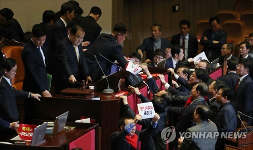 국회 임시회 회기 결정의 건 수정안 가결 (서울=연합뉴스) 김인철 기자 = 문희상 국회의장이 27일 국회 본회의장에서 임시회 회기 결정의 건에 대한 수정안을 가결하고 있다. yatoya@yna.co.kr