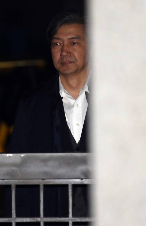 '유재수 감찰무마 의혹'과 관련해 직권남용 권리행사 방해 혐의를 받는 조국 전 법무부 장관이 27일 오전 구속영장이 기각되자 송파구 서울동부구치소를 나서 차로 향하고 있다. 연합뉴스