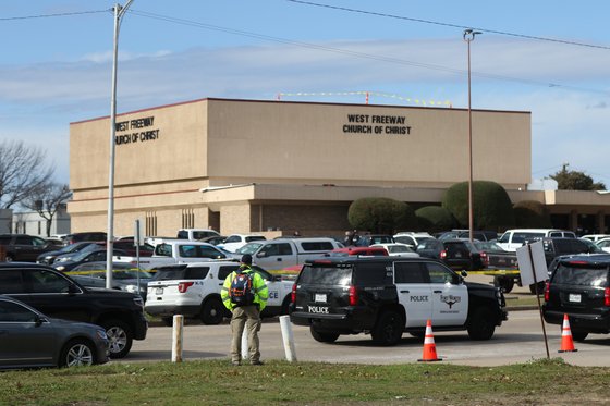 총격 사건이 일어난 텍사스 화이트 세틀먼트 웨스트 프리웨이 교회 앞에 경찰들이 출동해 있다. [AP=연합뉴스]