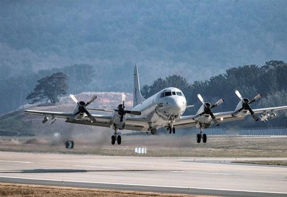 P-3C 해상초계기가 경북 포항에 위치한 해군 제6항공전단 기지에서 이륙하고 있다.