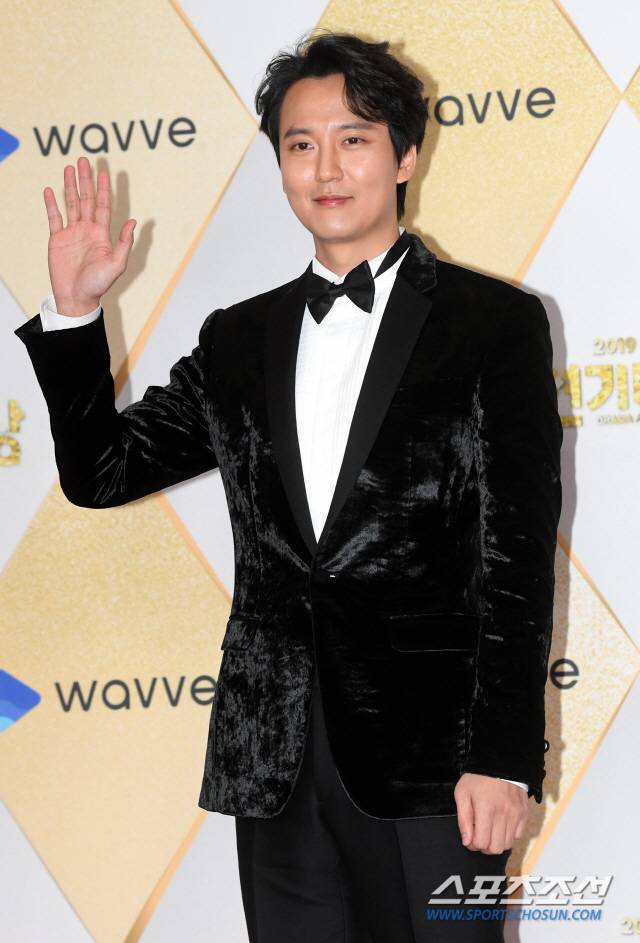 배우 김남길이 31일 서울 상암동 SBS 프리즘타워에서 열린 2019 SBS 연기대상 시상식 레드카펫에서 포즈를 취하고 있다. 상암동=허상욱 기자 wook@sportschosun.com/2019.12.31/