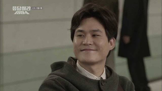 tvN 연속극 ‘응답하라 1994’에 등장하는 삼천포. 이 연속극에서 삼천포는 경남 사천시 출신이라는 설정이이지만 이 캐릭터를
연기한 배우 김성균 씨가 대구 출신이라 경남이 아니라 경북 사투리가 이따금 들렸다는 평가도 있습니다. tvN 화면 캡처