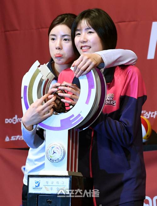 이재영과 이다영이 17일 서울 강남구 리베라 호텔에서 진행된 ‘2019-2020 V-리그 여자부 미디어데이’에 참석해 행사를 마친 뒤 기념촬영을 하고있다. 2019.10.17. 김도훈기자 dica@sportsseoul.com