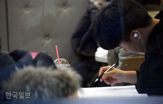 새해를 앞둔 지난달 28일 서울 강남구 대치동 학원가 근처 한 카페에서 수험생으로 보이는 한 학생이 문제집을 풀고 있다. 배우한 기자