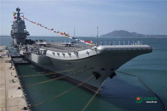 중국의 산둥(山東)함. 중국은 현재 2척에서 2035년 6척의 항모를 보유해 미국 해군력에 대응하는 대양 해군을 육성한다는 방침이다. [중앙포토]