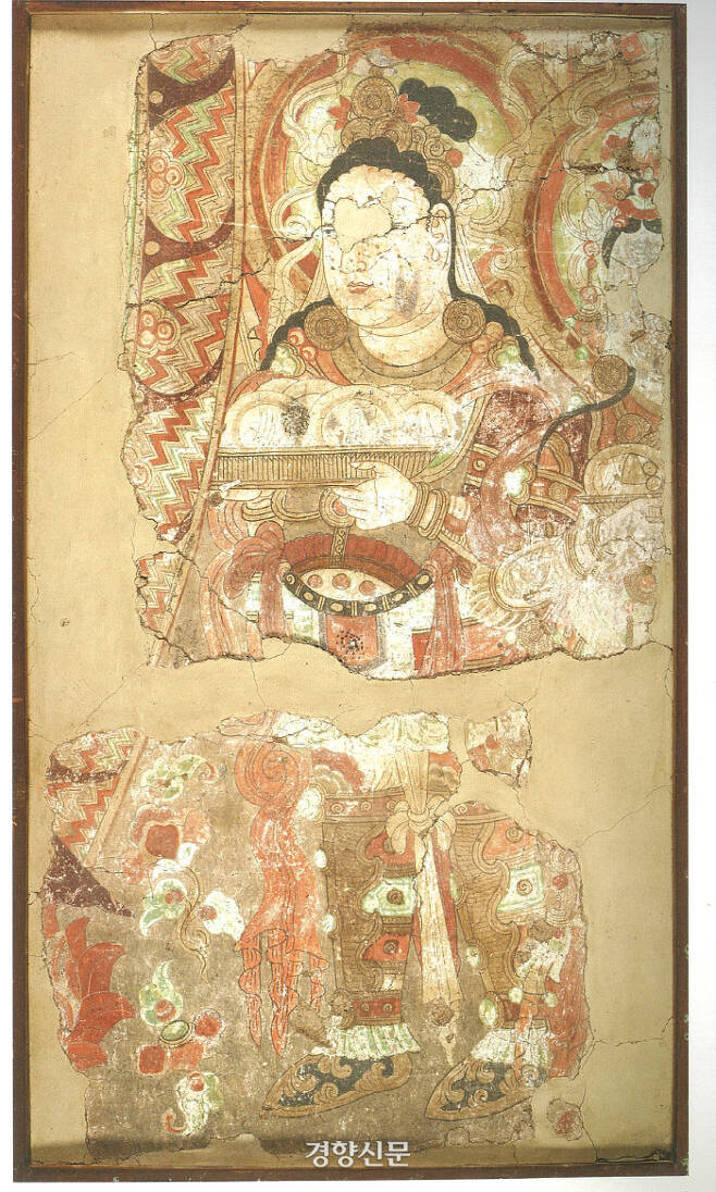 투르판 베제클리크 석굴 제15굴에서 절취한 벽화. 갑옷을 입은 2명의 인물이 공양물이 담긴 쟁반을 들고 있는 모습을 그린 벽화다. |국립중앙박물관 제공