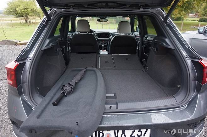 지난해 9월 독일에서 시승한 폭스바겐 소형 SUV '티록' 내부 트렁크 모습. /사진=이건희 기자