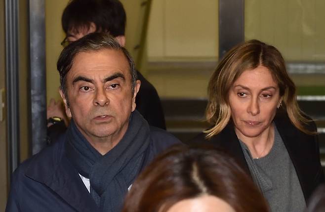 카를로스 곤(왼쪽) 전 닛산·르노 얼라이언스 회장과 그의 아내 캐롤 곤.(사진=AFP)