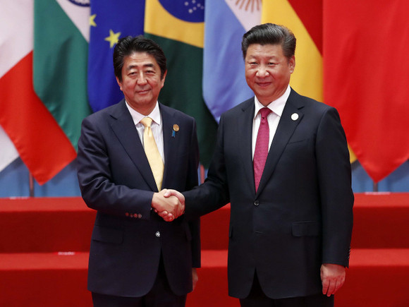 2016년 9월 중국 항저우에서 열린 G20 정상회의에서 시진핑 중국 국가주석과 아베 신조 일본 총리가 악수를 하고 있는 모습. <한겨레> 자료 사진