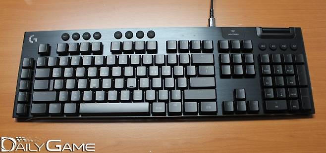 유선 케이블을 연결해 충전이 가능하다. 한 번의 충전으로 한 달 이상 사용할 수 있을 정도로 충분한 사용시간을 제공한다.