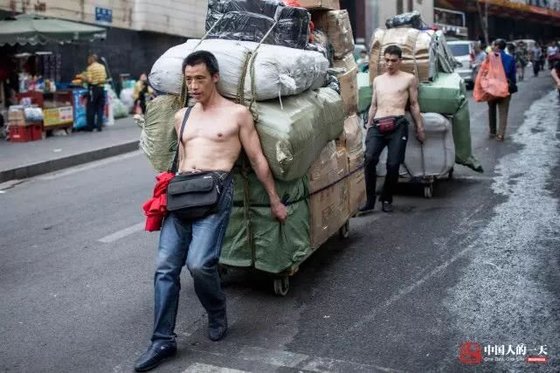 충칭시 차오톈먼 도매시장에서 짐을 나르는 일을 하는 짐꾼은 흔히 ' 방방'으로 불린다고 한다. [중국 인민망 캡처, 쉬캉핑]