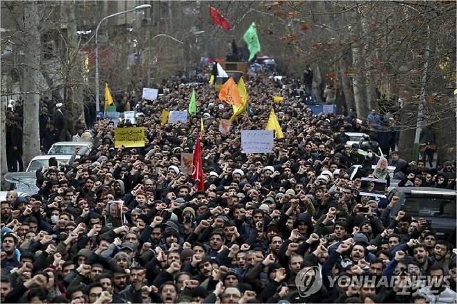 이란인들이 1월 4일(현지시간) 수도 테헤란에서 반미 시위를 벌이며 혁명수비대 쿠드스군 사령관 거셈 솔레이마니를 사망케 한 미군의 공습을 규탄하고 있다. (사진=테헤란 AP, 연합뉴스)