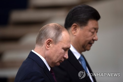 블라디미르 푸틴 러시아 대통령과 시진핑(오른쪽) 중국 국가주석. 이란의 강력한 우군처럼 행세하다가 미국과 이란의 전운이 짙어지자 갑자기 조심스러운 태도를 보이기 시작한 중국과 러시아[EPA=연합뉴스 자료사진]
