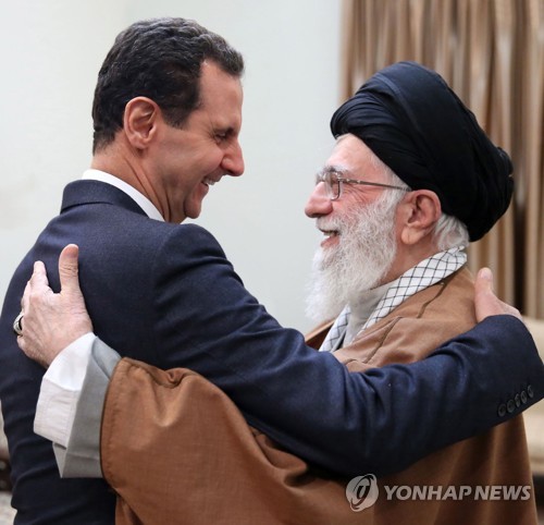 아야톨라 알리 하메네이(오른쪽) 이란 최고지도자와 바샤르 알아사드 시리아 대통령. 이란은 전략적으로 가장 외로운 국가이며 우군이 시아파 민병대와 시리아 아사드 정권밖에 없다는 저평가를 서방 전문가들로부터 받고 있다.[EPA=연합뉴스 자료사진]