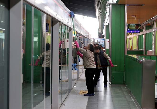 지하철 청소노동자들이 지난달 17일 오전 부산 지하철 한 역사에서 스크린도어 청소를 하고 있다. 부산/박종식 기자 anaki@hani.co.kr