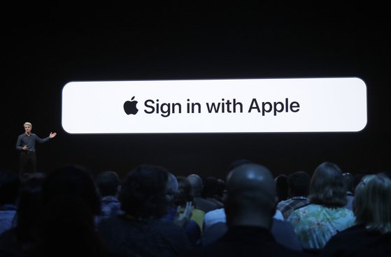 크레이그 페더리기 애플 수석부사장이 지난해 6월 3일 열린 애플의 WWDC에서 '애플로 로그인하기'를 소개하고 있다. [AP=연합뉴스]