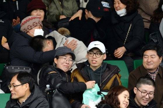 6일 훈련소 입소를 앞둔 훈련병들이 가족들과 작별인사를 나누고 있다. 아들을 군대로 보내는 엄마들의 애틋한 표정이 사진 곳곳에서 묻어난다. 프리랜서 김성태