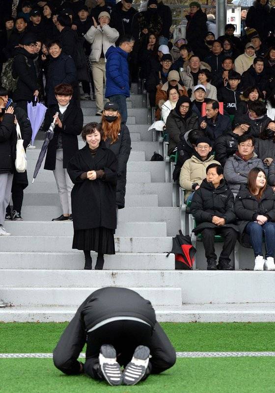 6일 논산 훈련소에 입소하는 한 훈련병이 배웅나온 엄마를 향해 큰절을 하고 있다. 프리랜서 김성태