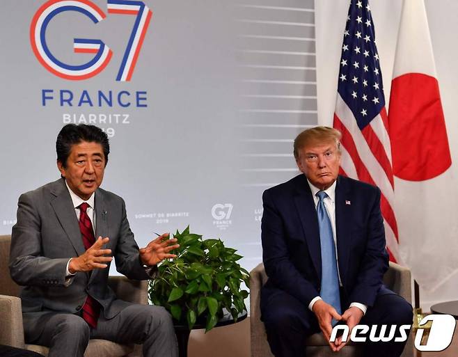 (비아리츠 AFP=뉴스1) 우동명 기자 = 도널드 트럼프 미국 대통령이 지난해 8월 25일(현지시간) G7 정상회의가 열린 프랑스 비아리츠에서 아베 신조 일본 총리와 13번째 정상회담을 하고 있다. © AFP=뉴스1 <저작권자 © 뉴스1코리아, 무단전재 및 재배포 금지>