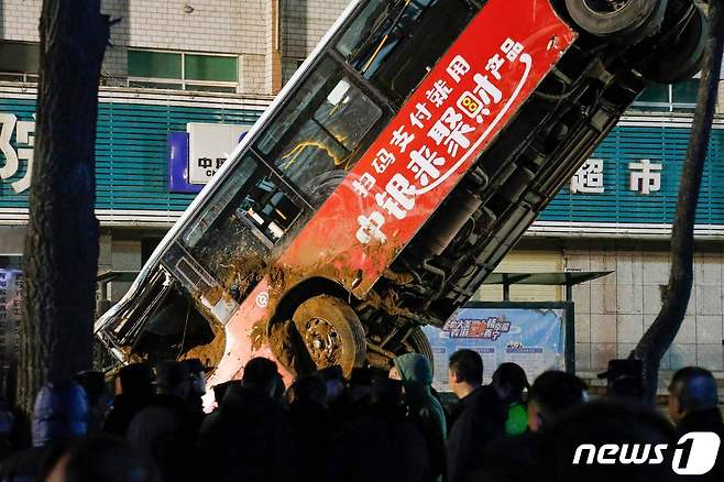 중국 서북부 칭하이(青海)성 시닝(西寧)시 창청(長城) 병원 정문 앞 도로가 내려앉아 버스가 앞으로 고꾸라졌다. © AFP=뉴스1