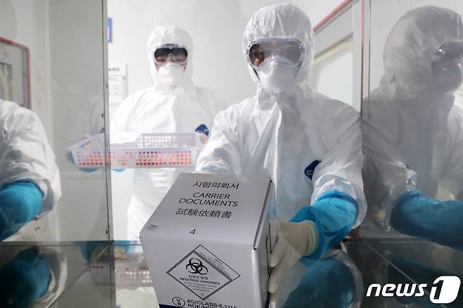 경기도 수원시 장안구 경기도보건환경연구원 생물안전3등급밀폐실험실에서 감염병연구부 소속 연구원들이 중국 원인불명 폐렴의 원인을 찾기위해 채취한 검체 검사 준비를 하고 있다. 24시간 비상 대응체계 구축에 나선 경기도보건환경연구원은 우한시 방문 후 14일 이내 발열과 호흡기 증상이 발생하면 반드시 질병관리본부 1339 또는 보건소에 신고할 것을 당부했다. 2020.1.9/뉴스1 © News1 조태형 기자