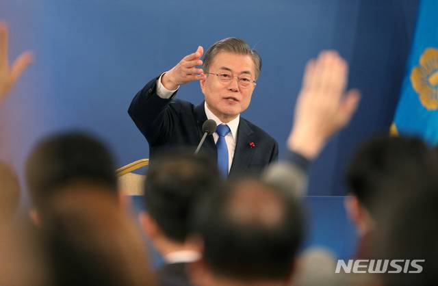 【서울=뉴시스】박진희 기자 = 문재인 대통령이 지난해 1월 청와대 영빈관에서 '2019 문재인 대통령 신년기자회견'을 갖고 질문자를 지명하고 있다. 2019.01.10. pak7130@newsis.com