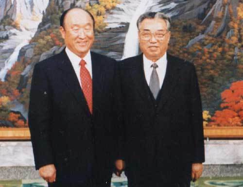 1991년 11월 만난 문선명 총재와 김일성 주석이 기념촬영을 하고 있다.