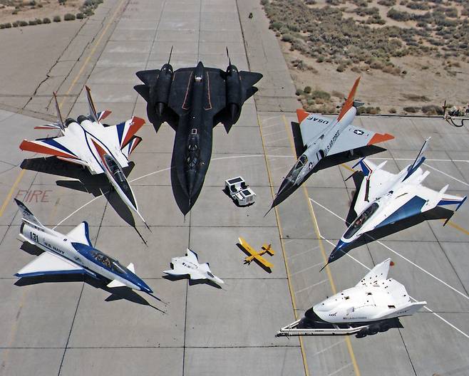 미 항공우주국(NASA) 드라이튼 기지에 모여있는 시험용 항공기들. 왼쪽부터 원형 바깥으로 X-31, F-15 액티브, SR-71, F-106, F-16XL, X-38 그리고 안쪽의 X-36과 무선조종 항공기(사진=NASA)