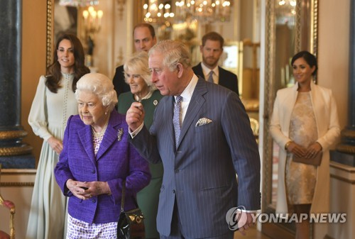 엘리자베스 2세 여왕(왼쪽)과 찰스 왕세자 뒤에 서 있는 윌리엄 왕세손과 해리 왕자 부부 [AP=연합뉴스 자료사진]