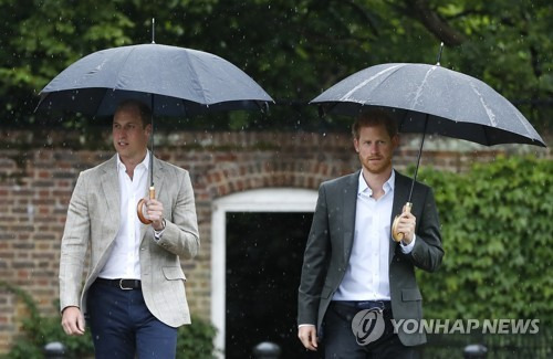영국 윌리엄 왕세손(왼쪽)과 해리 왕자 형제 [AP=연합뉴스 자료사진]