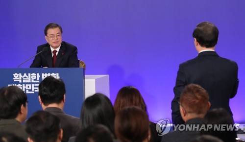 질문 듣는 문 대통령 (서울=연합뉴스) 이진욱 기자 = 문재인 대통령이 14일 오전 청와대 영빈관에서 열린 신년 기자회견에서 기자 질문을 듣고 있다. 2020.1.14 cityboy@yna.co.kr